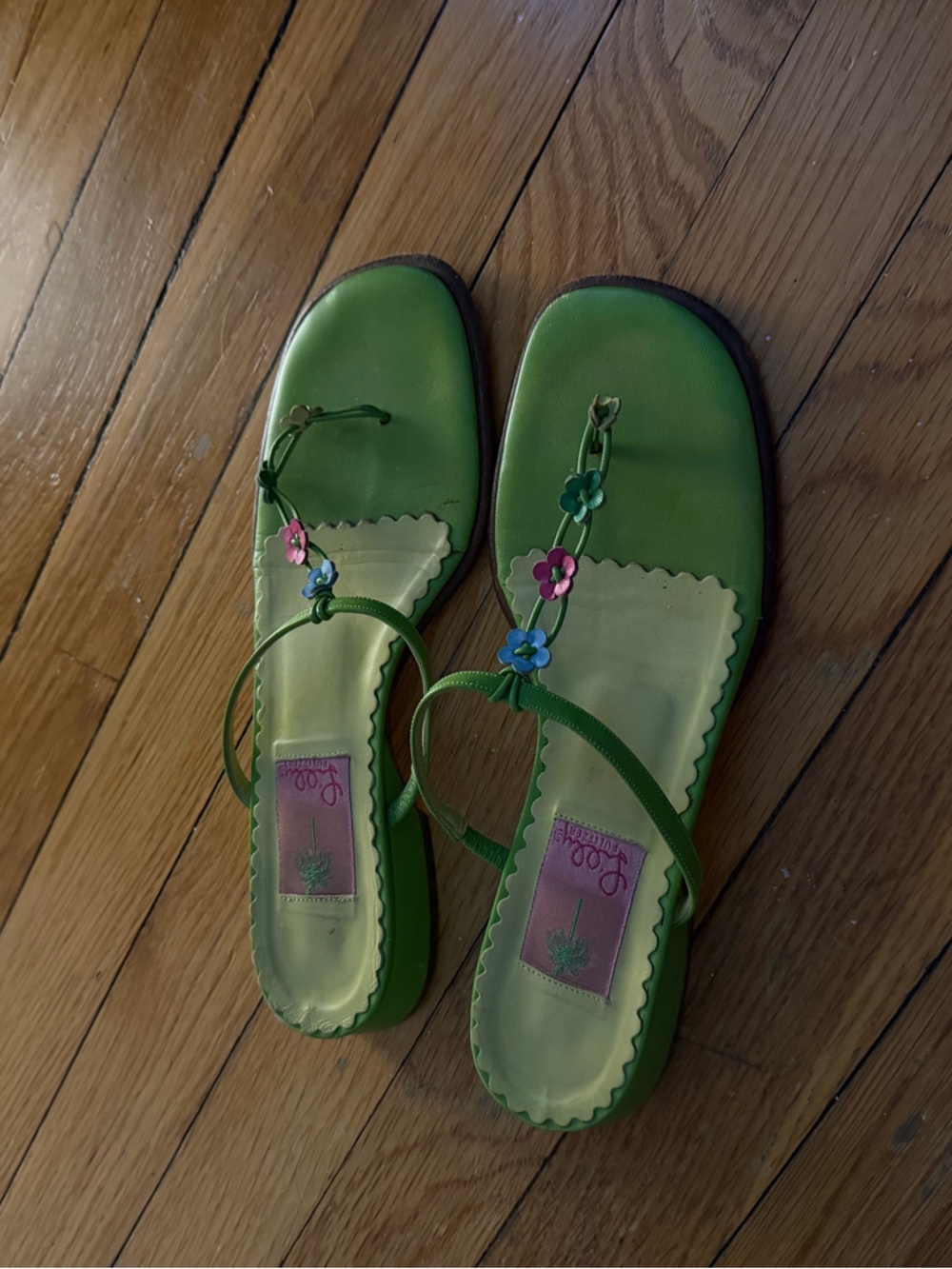Vintage Lilly Pulitzer, green thong sandals with flower detailing
